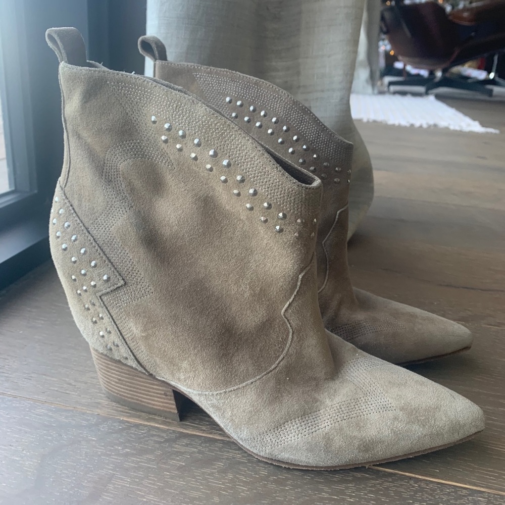 Accent Hidden Wedge Bootie 8.5